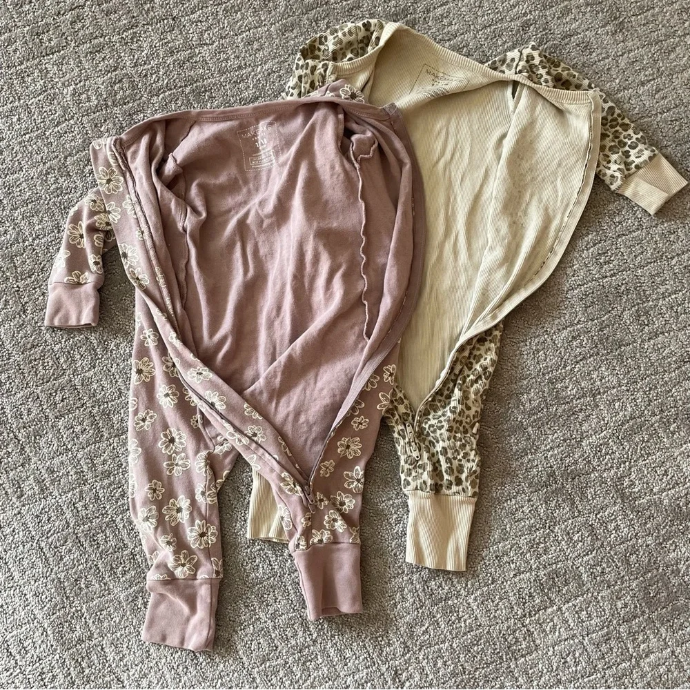 2 MakeMake Organic 2-way zip rompers — spotted and daisies - Picture 7 of 7